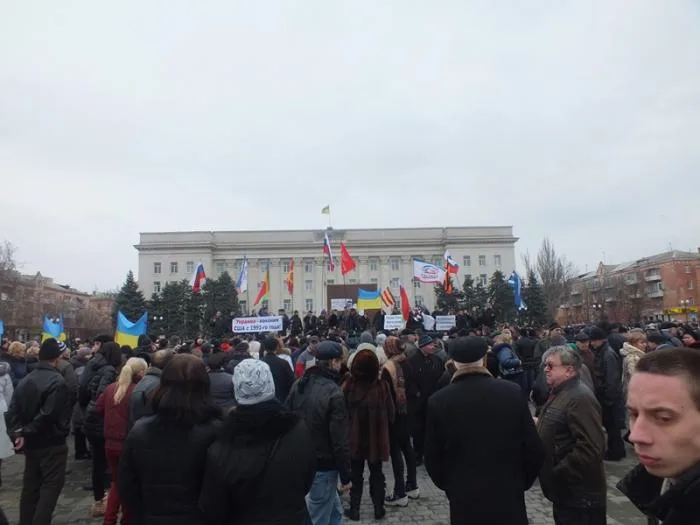 В Херсоне на Юго-Восточный митинг и митинг за Евромайдан собралось одинаковое количество людей