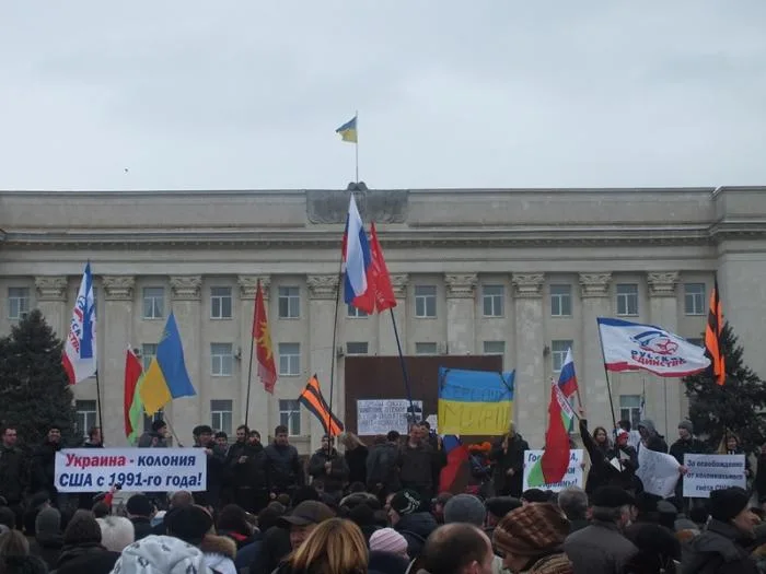 В Херсоне на Юго-Восточный митинг и митинг за Евромайдан собралось одинаковое количество людей