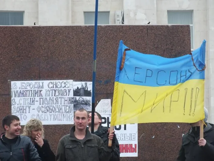 В Херсоне на Юго-Восточный митинг и митинг за Евромайдан собралось одинаковое количество людей