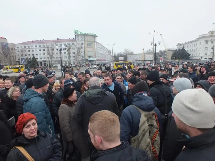 В Херсоне на Юго-Восточный митинг и митинг за Евромайдан собралось одинаковое количество людей