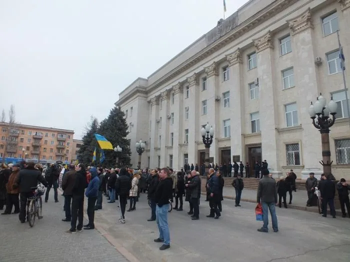 В Херсоне на Юго-Восточный митинг и митинг за Евромайдан собралось одинаковое количество людей