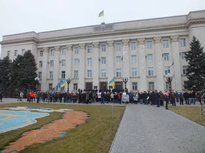 В Херсоне на Юго-Восточный митинг и митинг за Евромайдан собралось одинаковое количество людей