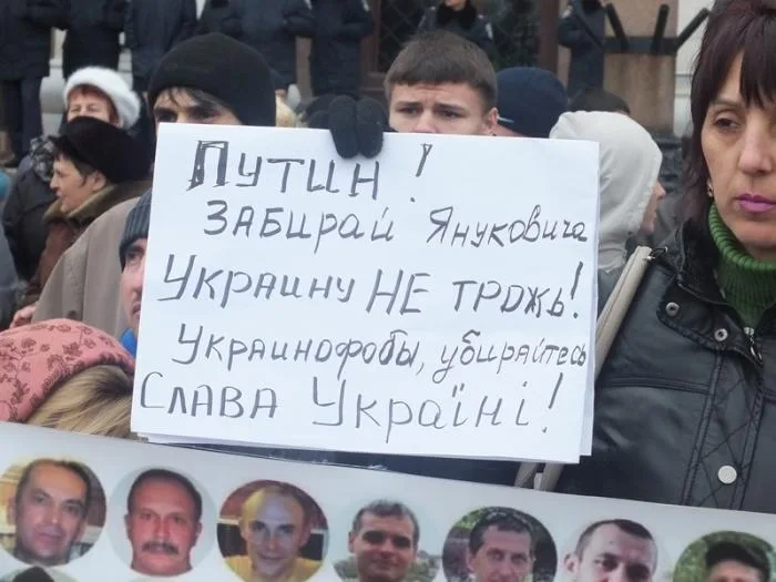 В Херсоне на Юго-Восточный митинг и митинг за Евромайдан собралось одинаковое количество людей