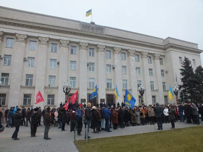 В Херсоне на Юго-Восточный митинг и митинг за Евромайдан собралось одинаковое количество людей