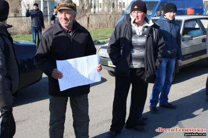 Около тысячи жителей Генического района организовали акцию (автопробег) в поддержку Крыма