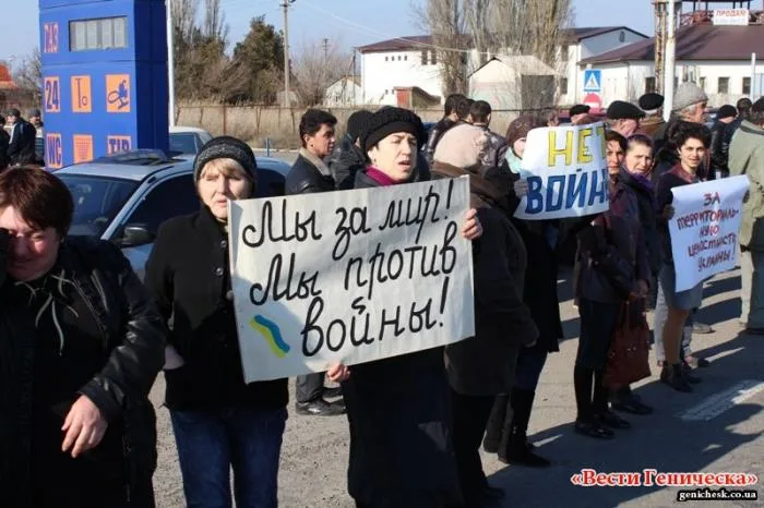 Около тысячи жителей Генического района организовали акцию (автопробег) в поддержку Крыма