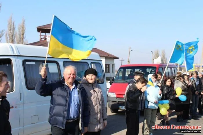 Около тысячи жителей Генического района организовали акцию (автопробег) в поддержку Крыма