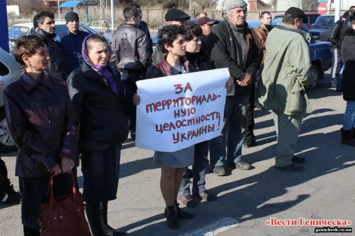 Около тысячи жителей Генического района организовали акцию (автопробег) в поддержку Крыма