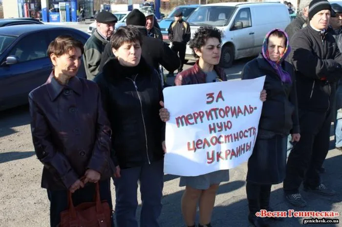 Около тысячи жителей Генического района организовали акцию (автопробег) в поддержку Крыма