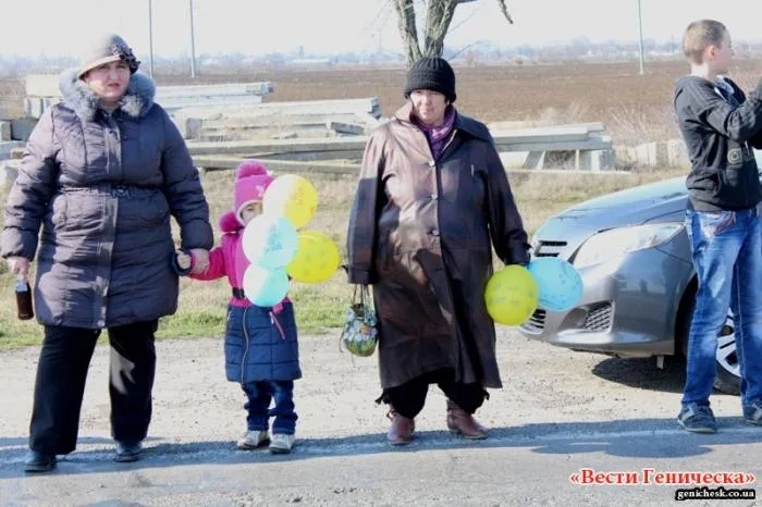 Около тысячи жителей Генического района организовали акцию (автопробег) в поддержку Крыма