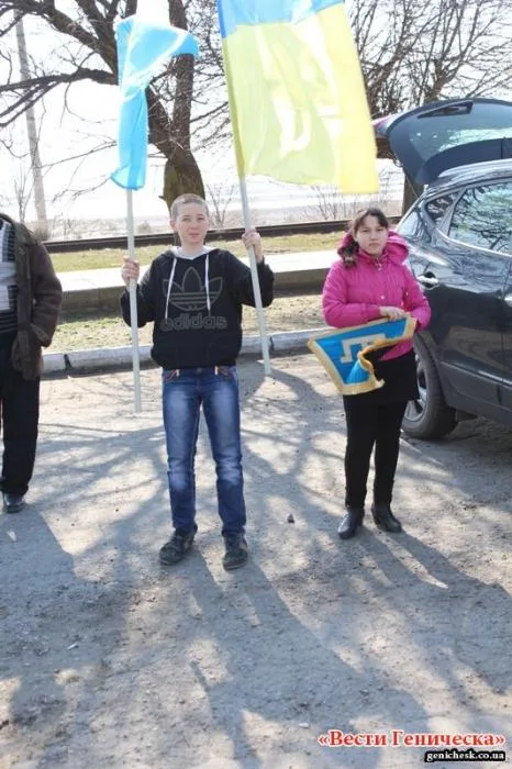 Около тысячи жителей Генического района организовали акцию (автопробег) в поддержку Крыма