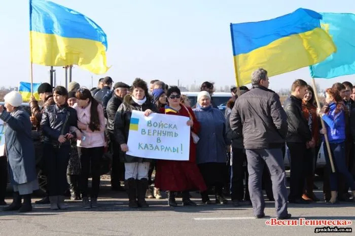 Около тысячи жителей Генического района организовали акцию (автопробег) в поддержку Крыма
