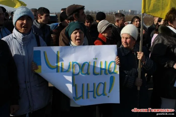 Около тысячи жителей Генического района организовали акцию (автопробег) в поддержку Крыма