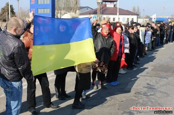 Около тысячи жителей Генического района организовали акцию (автопробег) в поддержку Крыма
