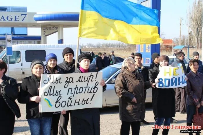 Около тысячи жителей Генического района организовали акцию (автопробег) в поддержку Крыма