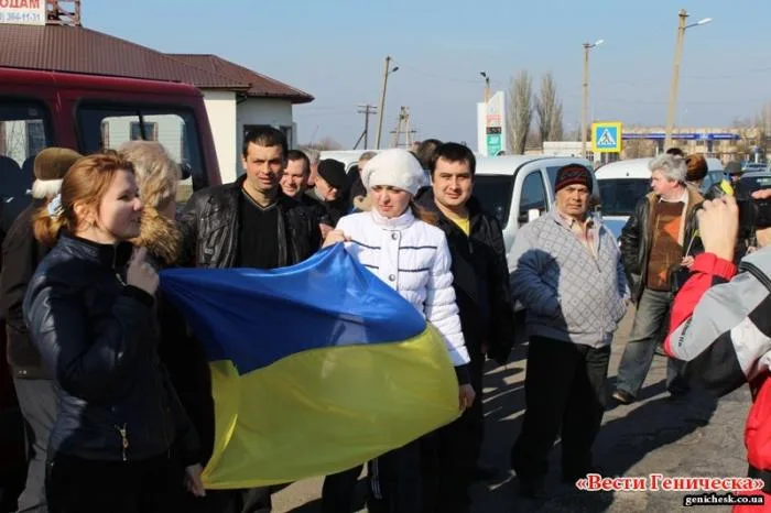 Около тысячи жителей Генического района организовали акцию (автопробег) в поддержку Крыма