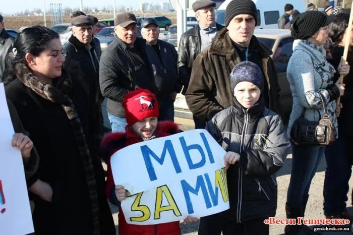 Около тысячи жителей Генического района организовали акцию (автопробег) в поддержку Крыма
