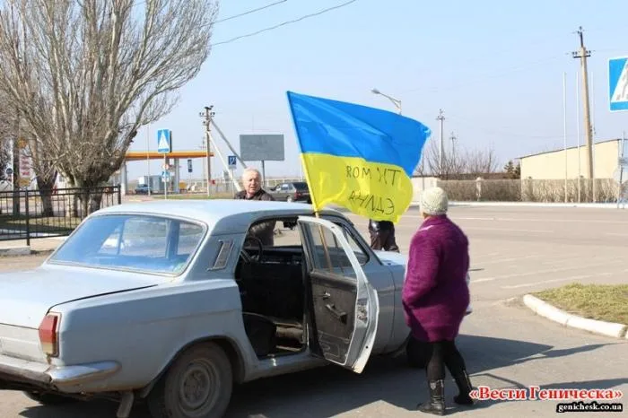 Около тысячи жителей Генического района организовали акцию (автопробег) в поддержку Крыма