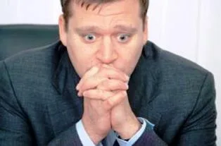 Добкин рассмотрел в херсонском аэропорту сотни черно-красных флагов