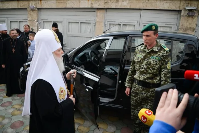 Патриарх Филарет передал в подарок херсонским пограничникам патрульный автомобиль и экипировку