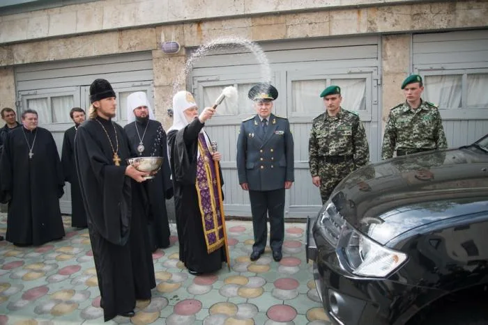 Патриарх Филарет передал в подарок херсонским пограничникам патрульный автомобиль и экипировку