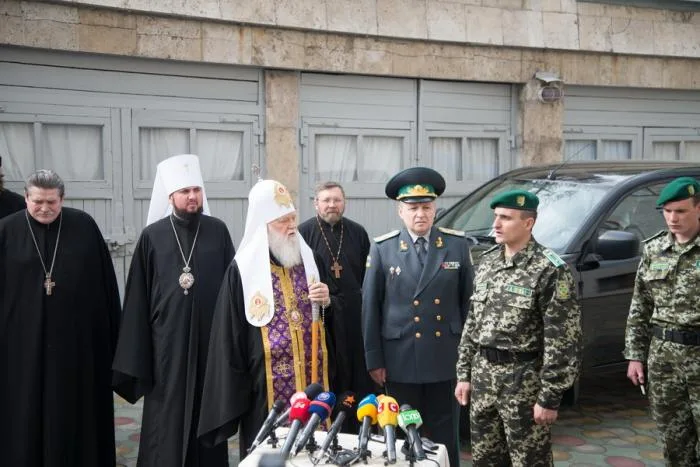 Патриарх Филарет передал в подарок херсонским пограничникам патрульный автомобиль и экипировку