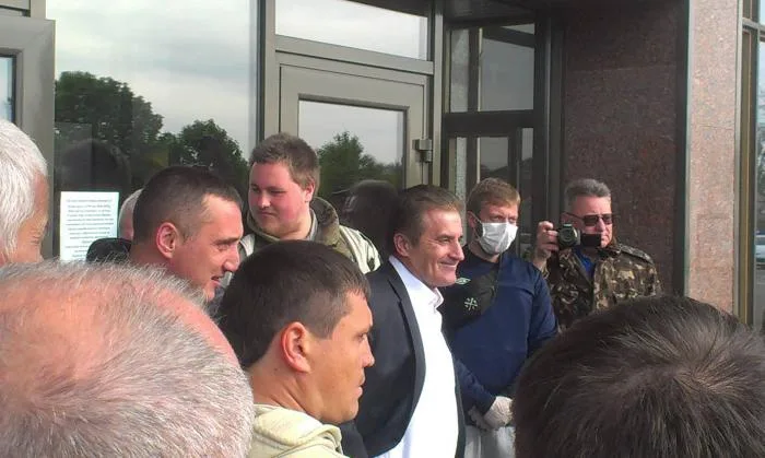 В Херсоне Добкина встречали традиционно зеленкой, пострадал экс-губернатор и журналисты (фото)
