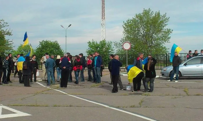В Херсоне Добкина встречали традиционно зеленкой, пострадал экс-губернатор и журналисты (фото)