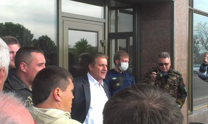 В Херсоне Добкина встречали традиционно зеленкой, пострадал экс-губернатор и журналисты (фото)