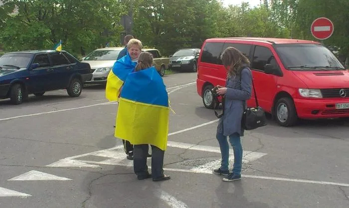 В Херсоне Добкина встречали традиционно зеленкой, пострадал экс-губернатор и журналисты (фото)