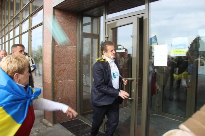 В Херсоне Добкина встречали традиционно зеленкой, пострадал экс-губернатор и журналисты (фото)