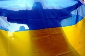 На ТРЦ “Суворовский” хулиганы пытались осквернить флаг Украины