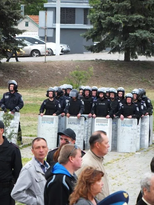 Люди с георгиевскими ленточками пытались помешать Одарченко выступить на митинге в честь Дня Победы