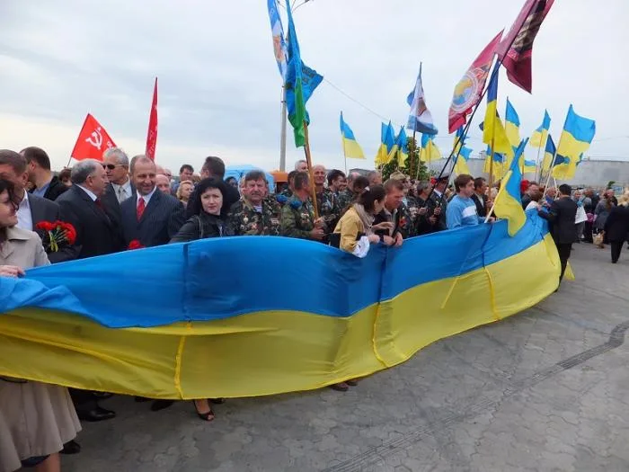 Люди с георгиевскими ленточками пытались помешать Одарченко выступить на митинге в честь Дня Победы