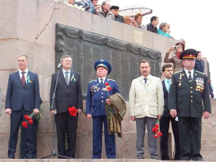 Люди с георгиевскими ленточками пытались помешать Одарченко выступить на митинге в честь Дня Победы