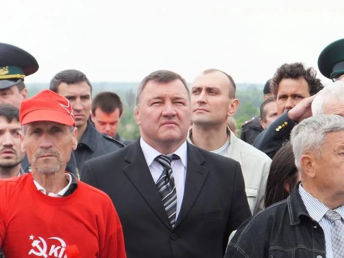 Люди с георгиевскими ленточками пытались помешать Одарченко выступить на митинге в честь Дня Победы
