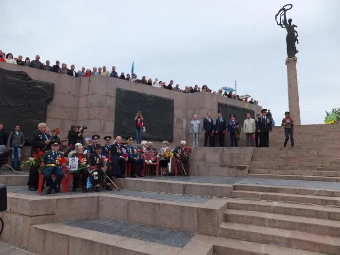 Люди с георгиевскими ленточками пытались помешать Одарченко выступить на митинге в честь Дня Победы