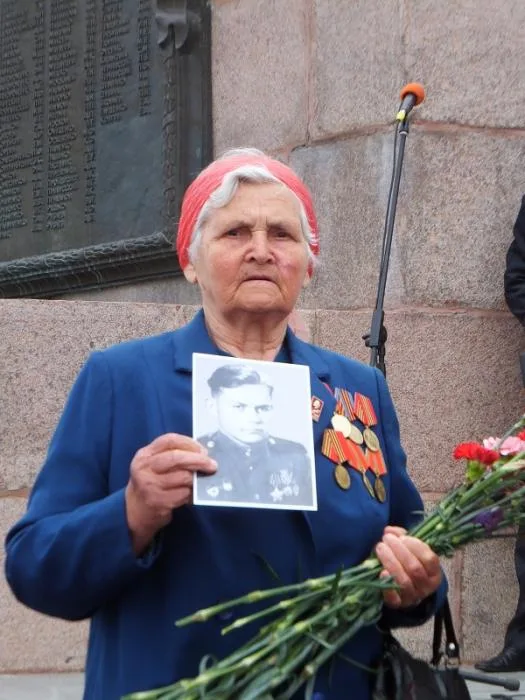 Люди с георгиевскими ленточками пытались помешать Одарченко выступить на митинге в честь Дня Победы