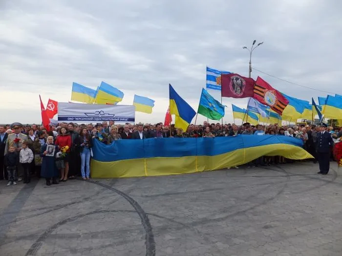 Люди с георгиевскими ленточками пытались помешать Одарченко выступить на митинге в честь Дня Победы
