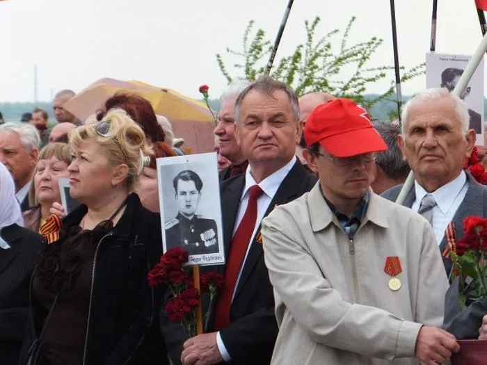 Люди с георгиевскими ленточками пытались помешать Одарченко выступить на митинге в честь Дня Победы