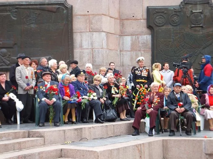 Люди с георгиевскими ленточками пытались помешать Одарченко выступить на митинге в честь Дня Победы