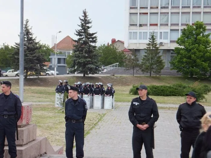 Люди с георгиевскими ленточками пытались помешать Одарченко выступить на митинге в честь Дня Победы