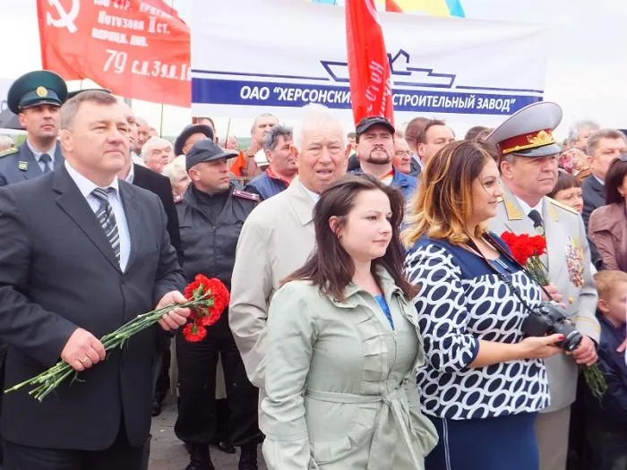 Люди с георгиевскими ленточками пытались помешать Одарченко выступить на митинге в честь Дня Победы
