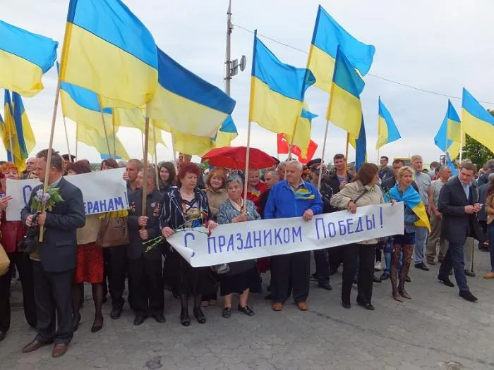 Люди с георгиевскими ленточками пытались помешать Одарченко выступить на митинге в честь Дня Победы