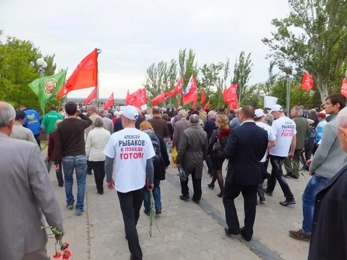 Люди с георгиевскими ленточками пытались помешать Одарченко выступить на митинге в честь Дня Победы
