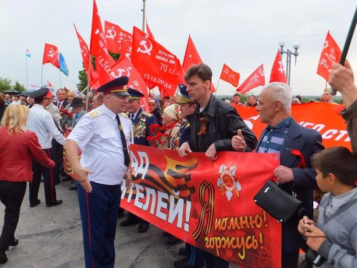 Люди с георгиевскими ленточками пытались помешать Одарченко выступить на митинге в честь Дня Победы