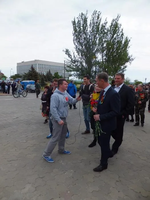 Люди с георгиевскими ленточками пытались помешать Одарченко выступить на митинге в честь Дня Победы