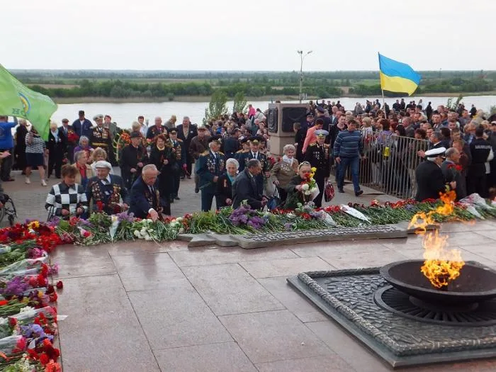 Люди с георгиевскими ленточками пытались помешать Одарченко выступить на митинге в честь Дня Победы