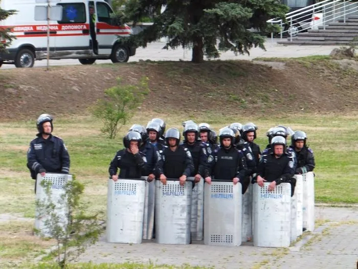Люди с георгиевскими ленточками пытались помешать Одарченко выступить на митинге в честь Дня Победы