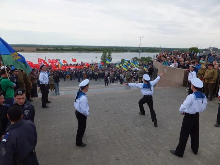 Люди с георгиевскими ленточками пытались помешать Одарченко выступить на митинге в честь Дня Победы